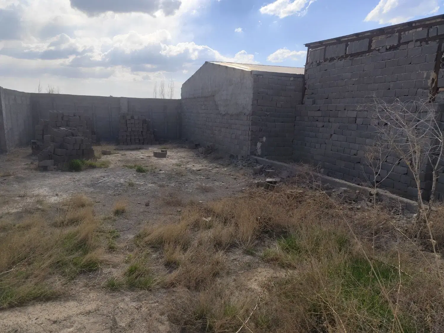 زمین چهاردیواری در گلزار بالا