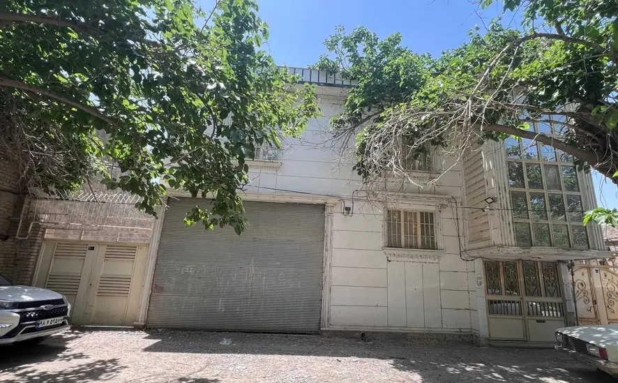 خونه ویلایی ۳۰۰ متر زمین ۲۰۰ متر بنا