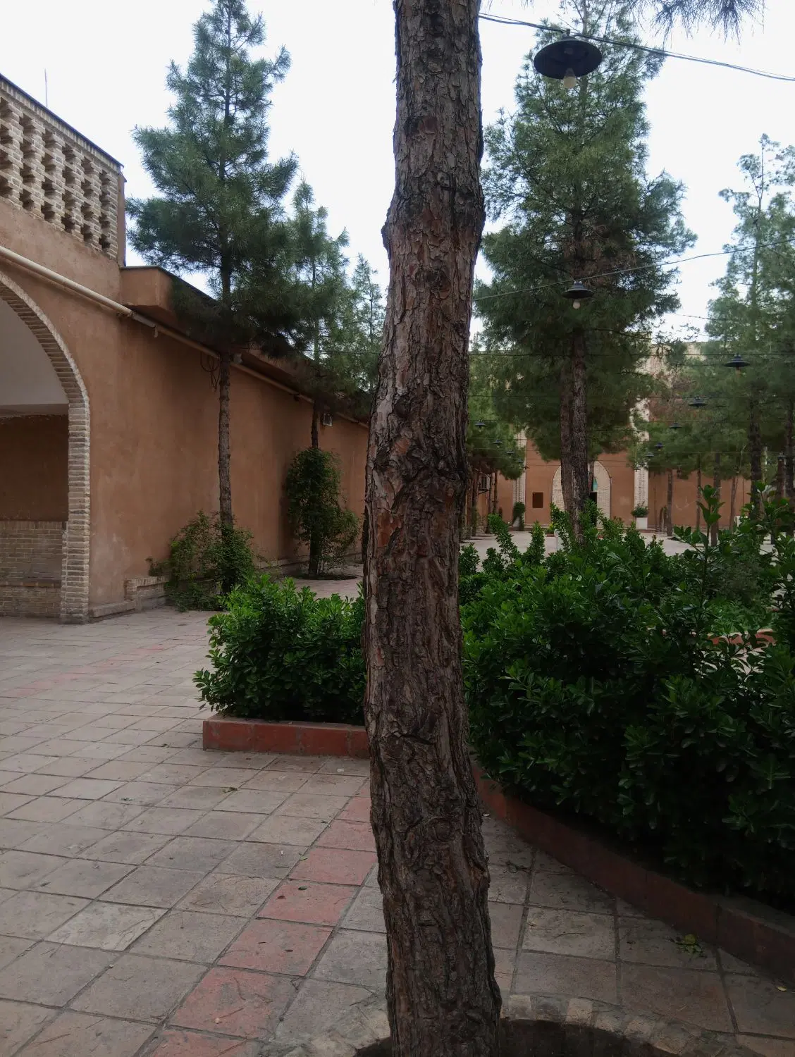 ملک تجاری مسکونی نبش خیابان