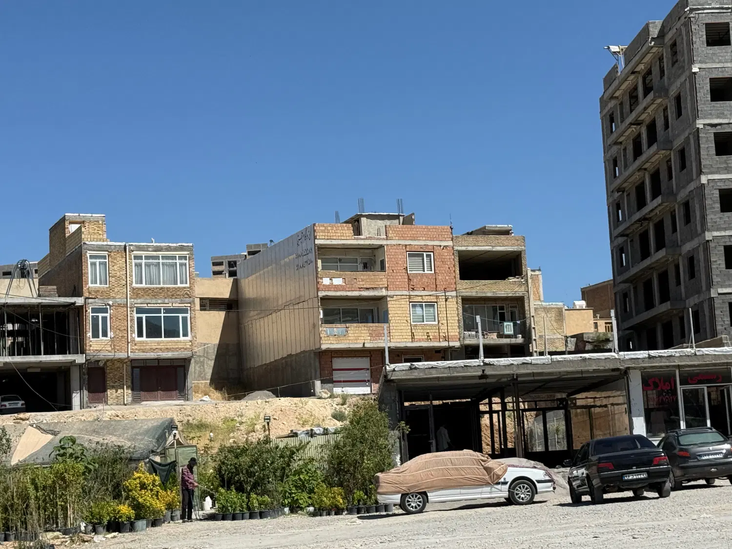 زمین میدان میلاد