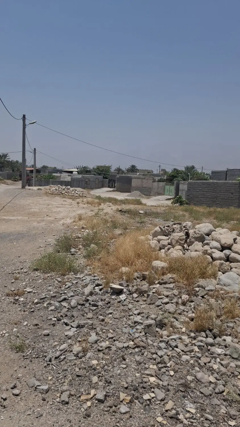 زمین ۳۰۰مترپشته ایسین نزدیک مدرسه ومحله واتوبان