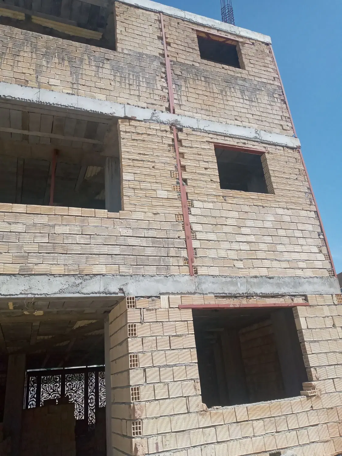 فروش سه طبقه نیمه کاره