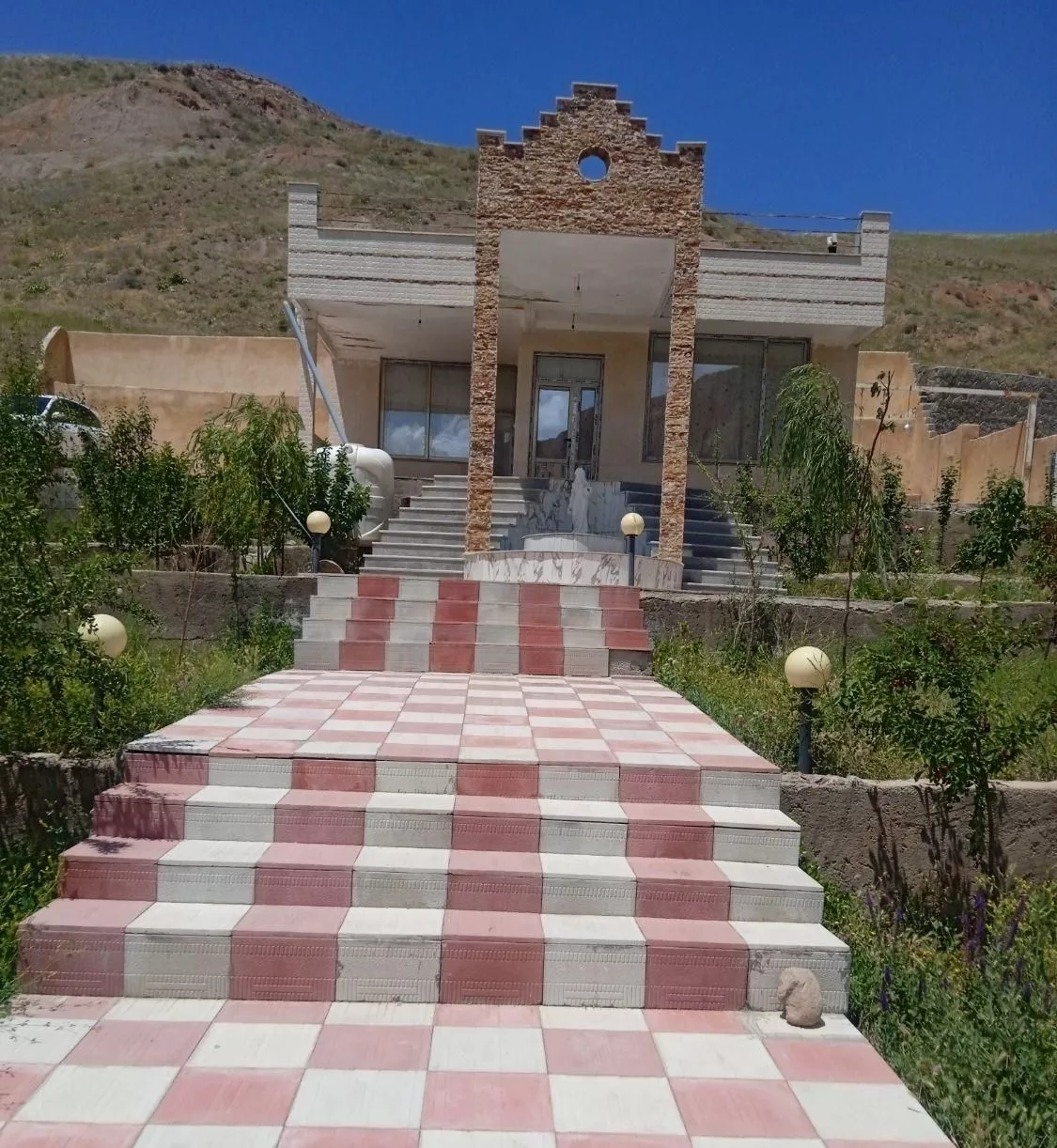 ویلا. بر جاده.دهکده اندبیل. زیر قیمت منطقه