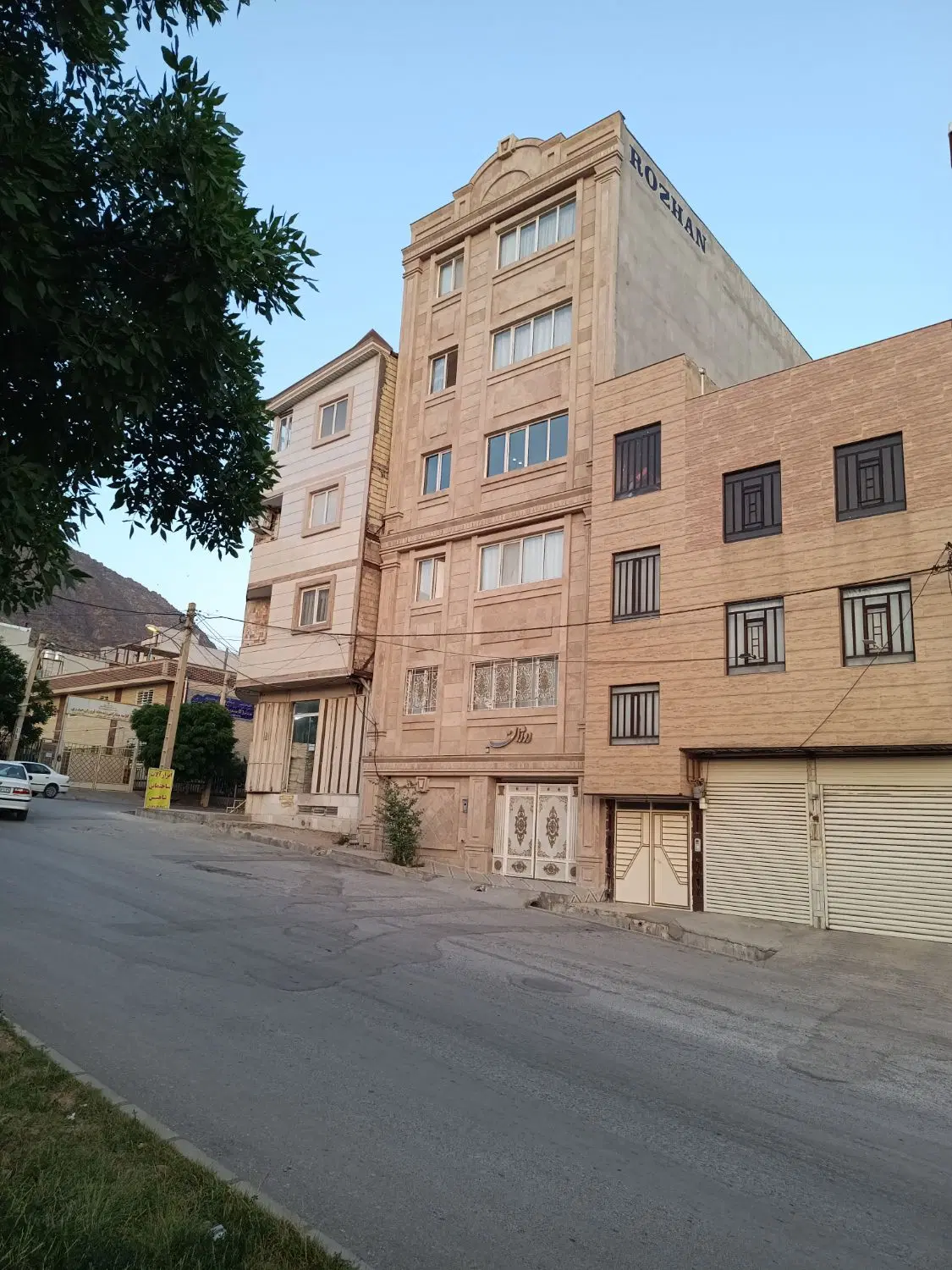 دوطبقه روی پیلوت بر خیابان اصلی