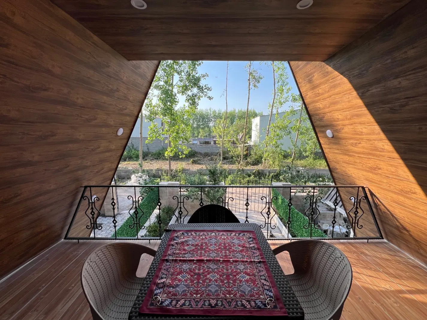 کلبه سوئیسی ساحلی شیک