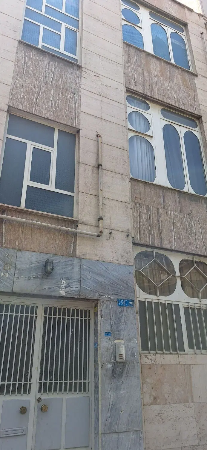حیاط دربست دوطبقه
