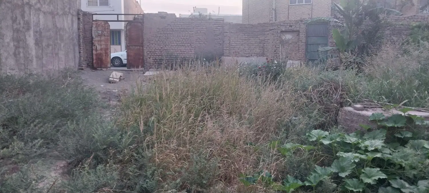 یه قطعه زمین به مساحت ۱۴۳ متر به فروش می‌رسد