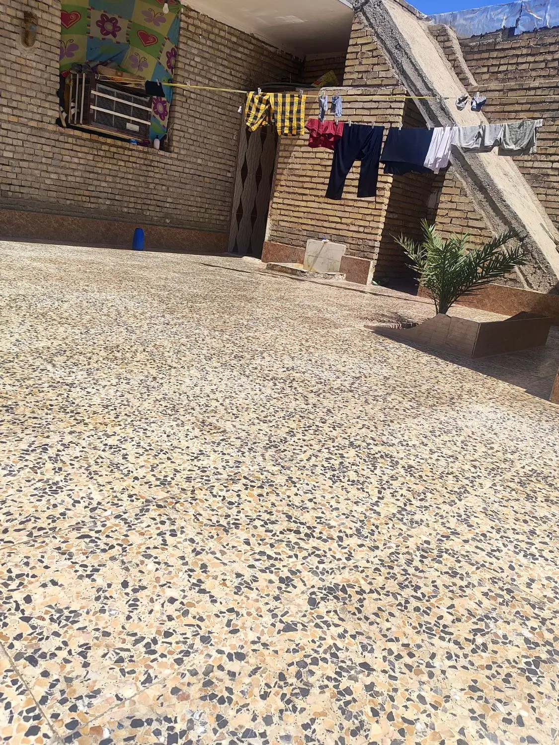 فروش۲۰۰متری دارای مغازه در کوی سادات