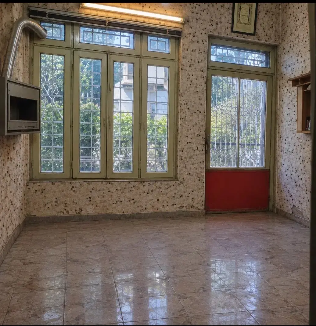 یک باب مغازه واقع در خیابان طالقانی