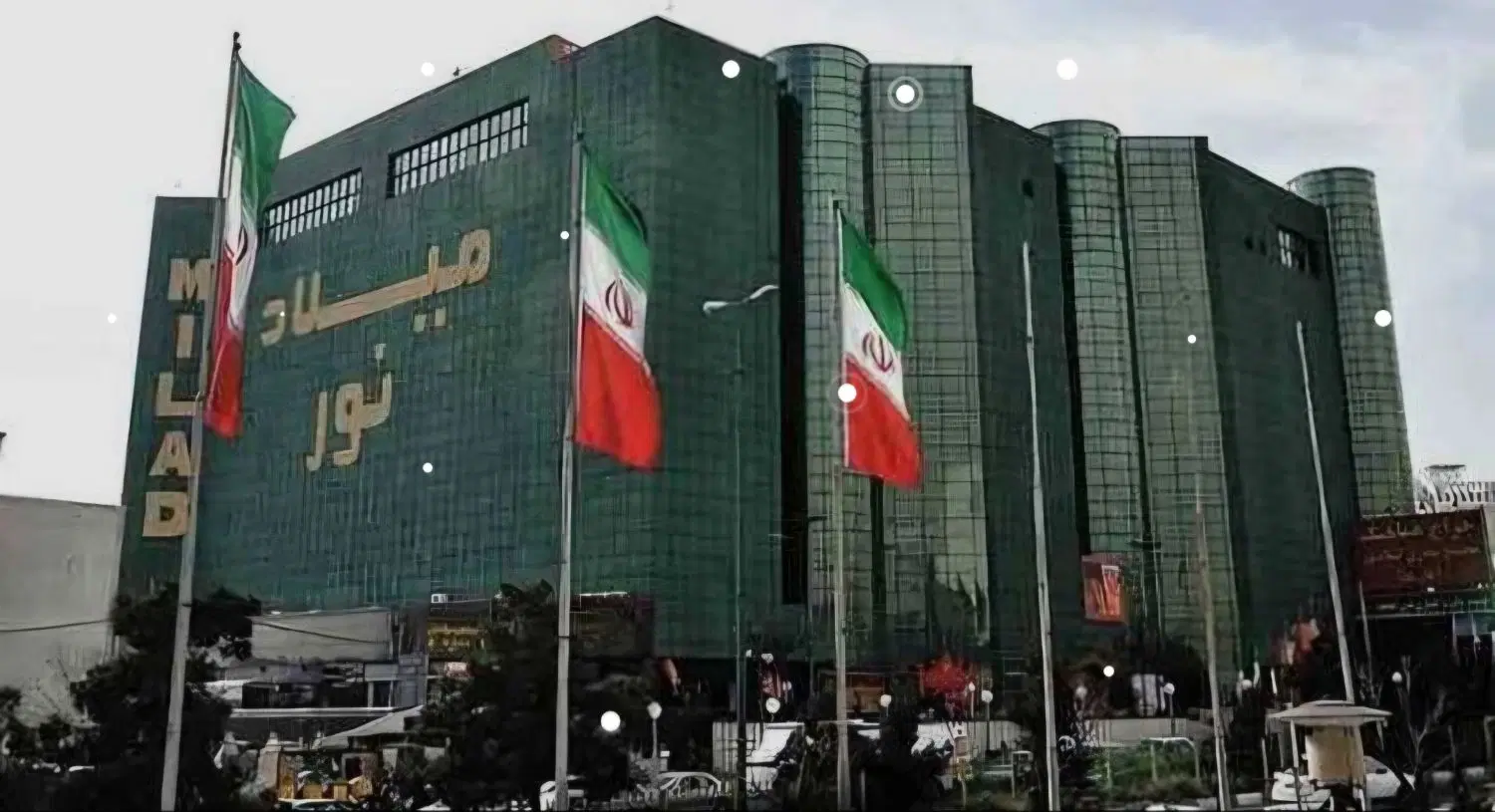 یک باب مغازه در مجتمع میلاد نور