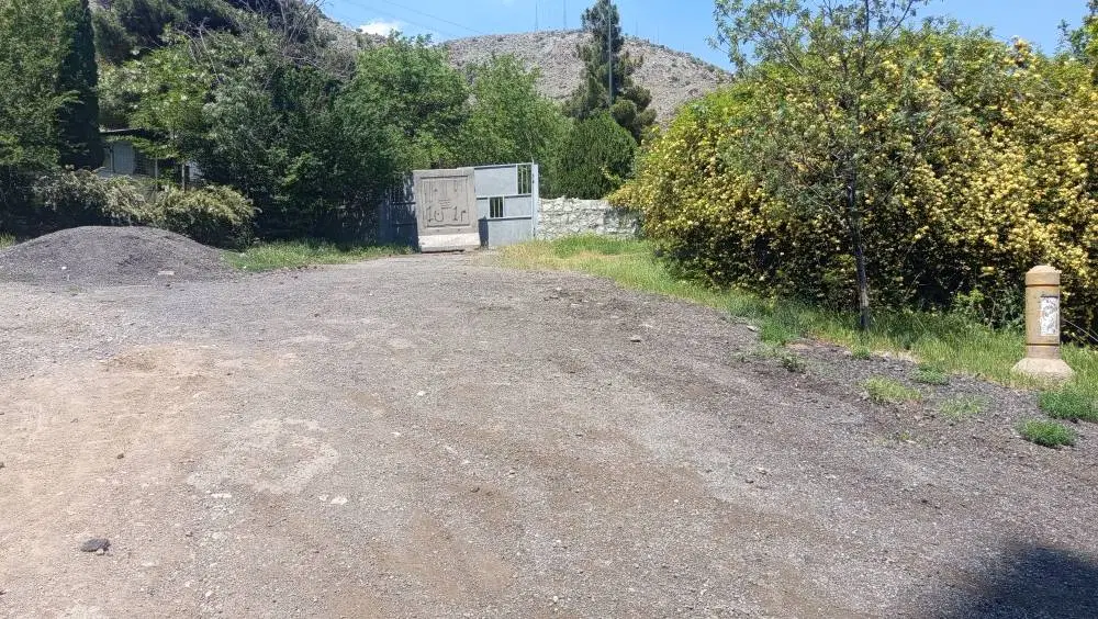 زمین نیاوران