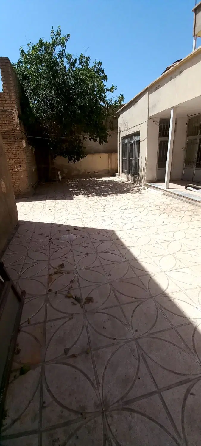 ۳۲۰ متر ویلایی یکونیم طبقه حیاط ماشین رو