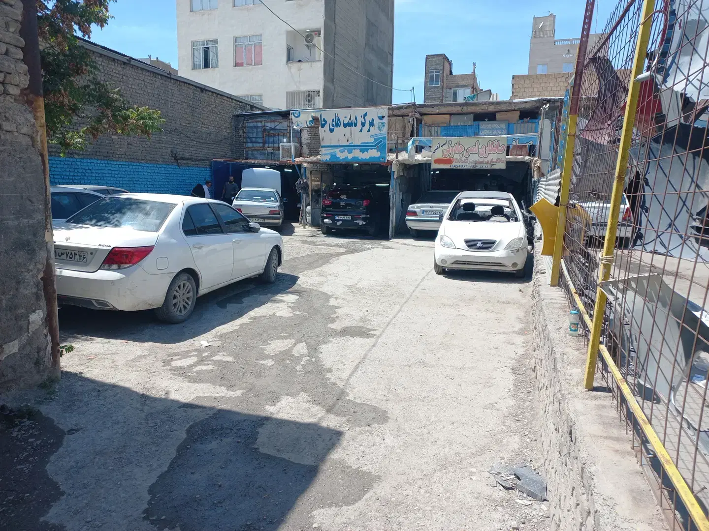 مغازه داخل گاراژ
