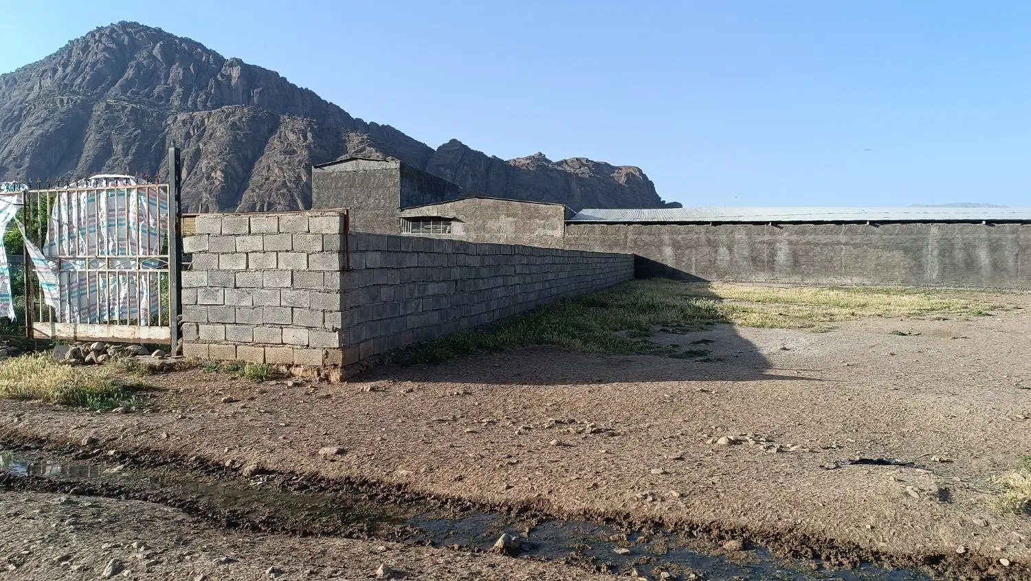 زمین قلعه سنگی فرهنند