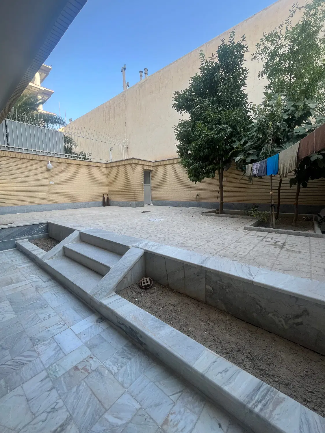 اجاره منزل حیاط دار (آذر بهرام)