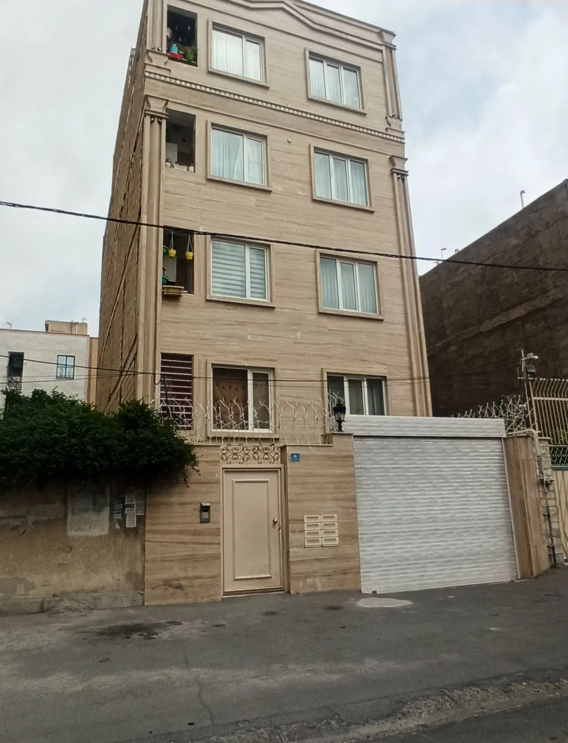 ساختمان لوکس خلوت