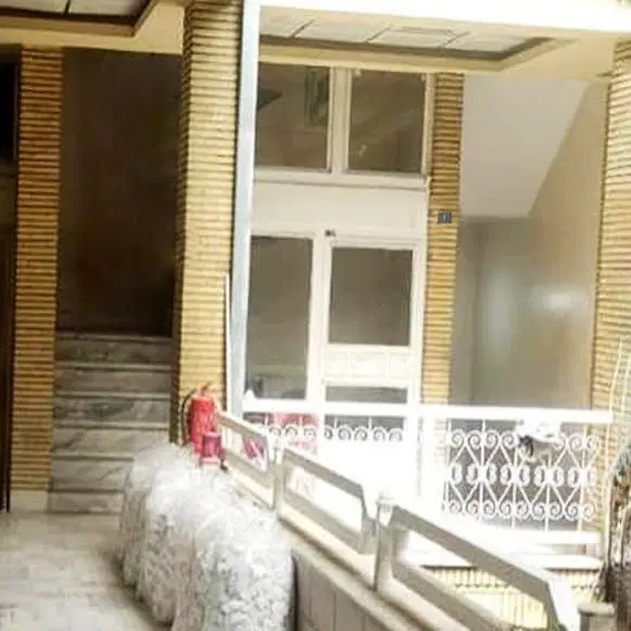 مغازه واقع در بازار بزرگ تهران