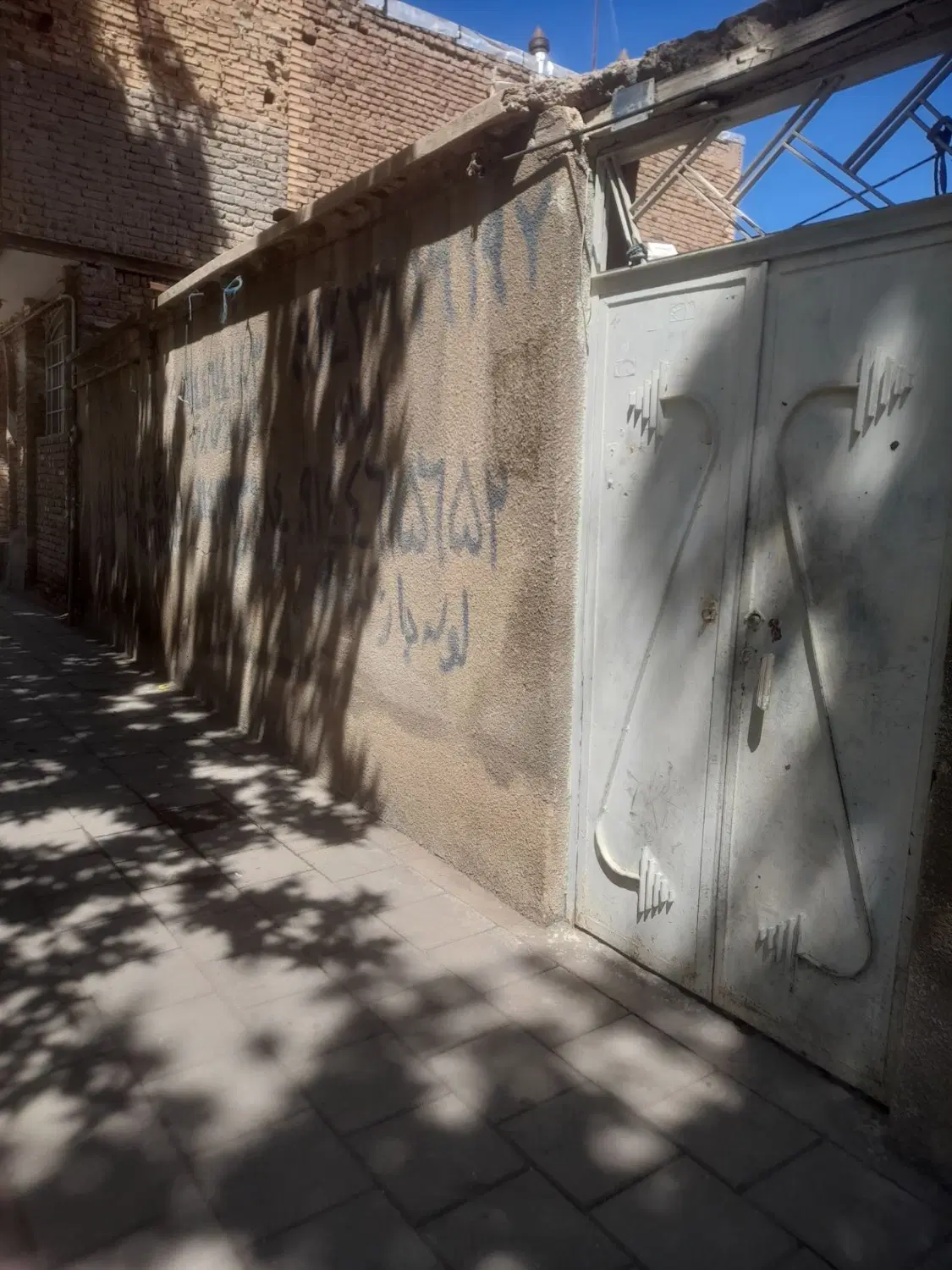 خانه کلنگی دربرخیابان