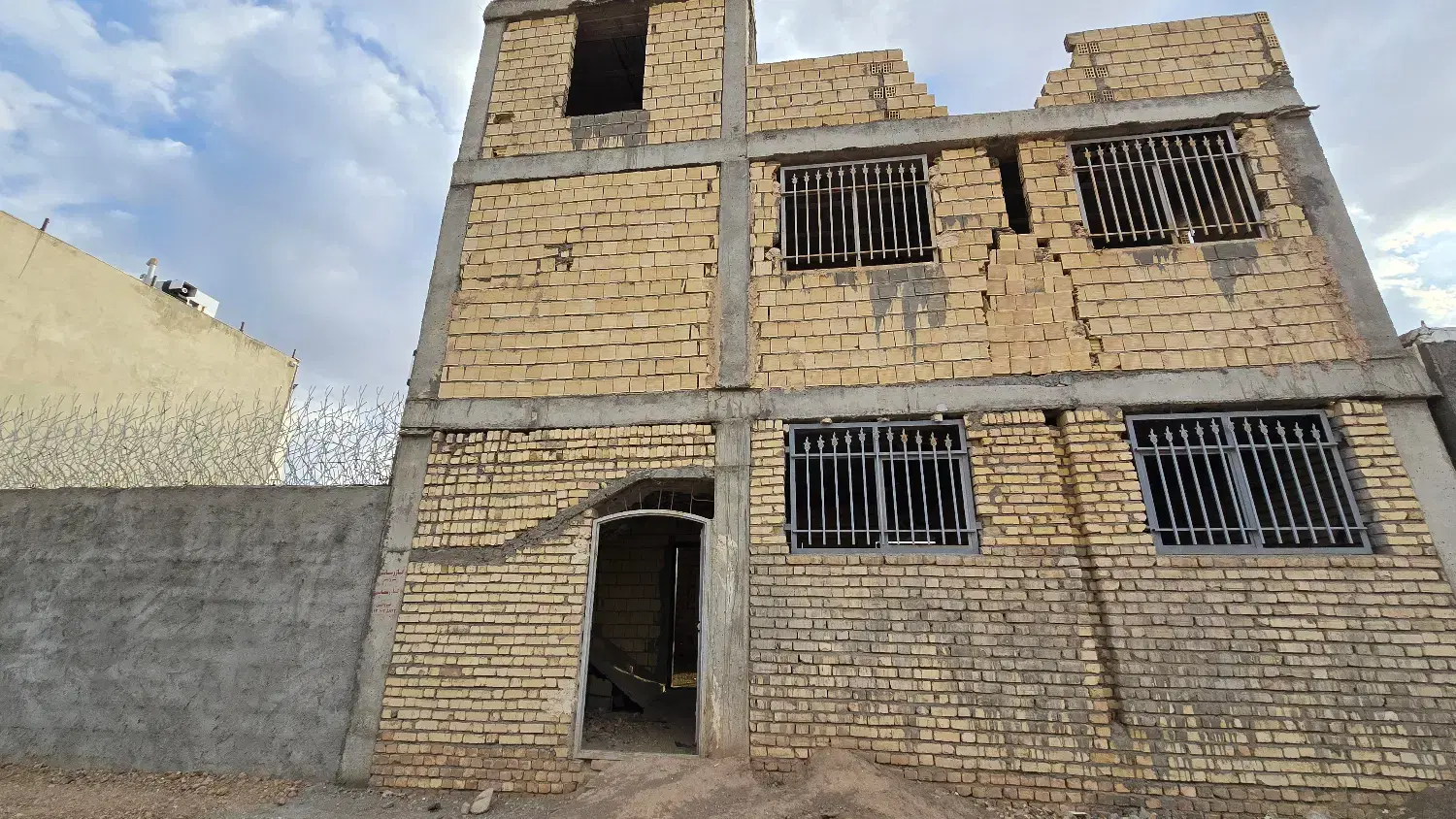 ۶۰۰ متر زمین ۳۲۰ متر ساخت مناسب ویلا سازی