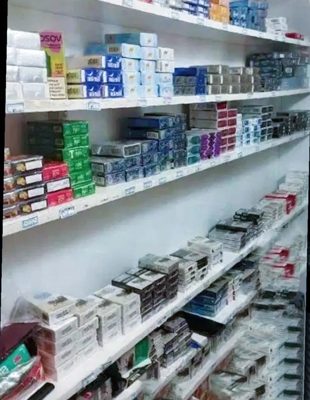 مغازه زیر پله بر خیابان اصلی