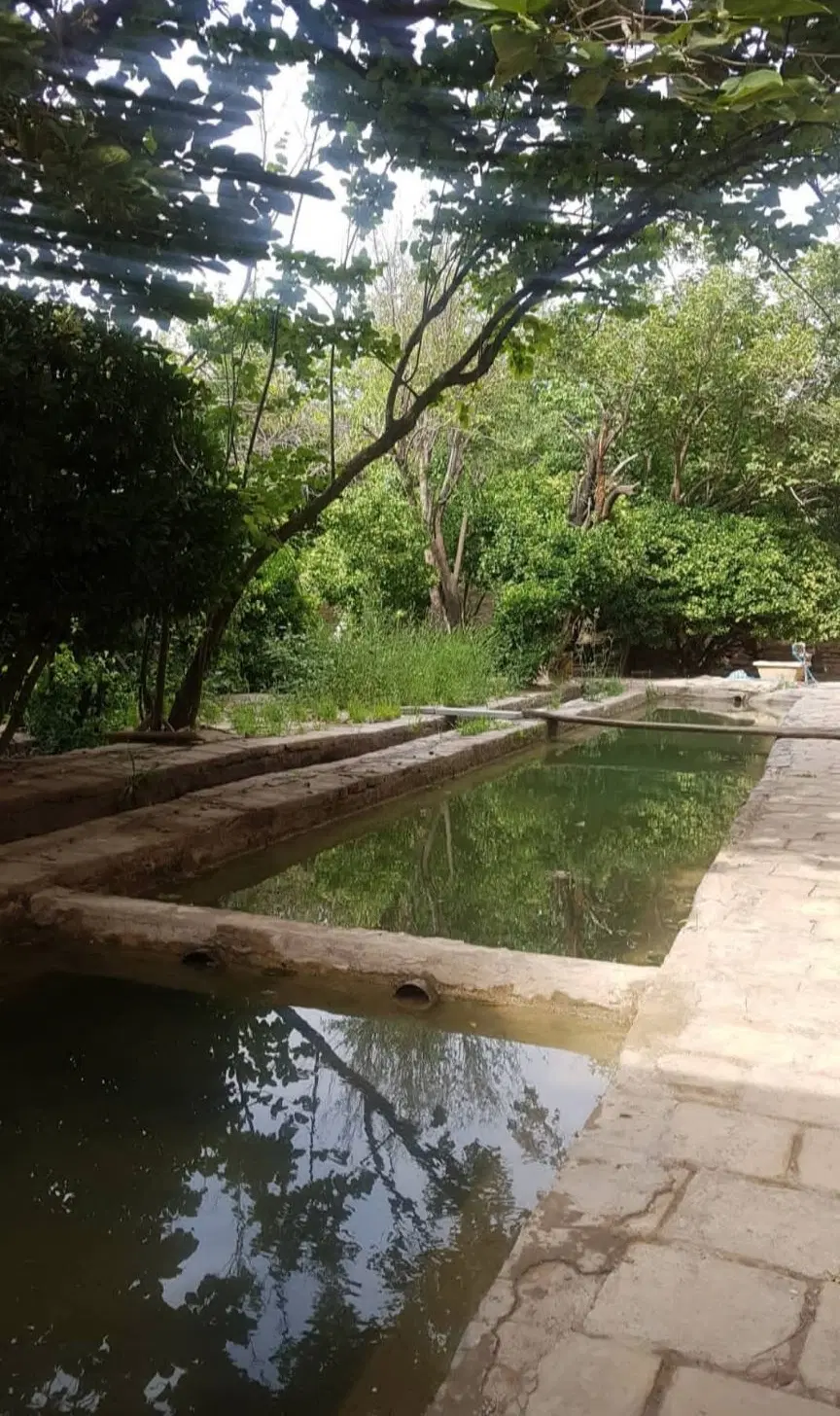خانه باغ سنتی با تنور و سنگ آسیاب