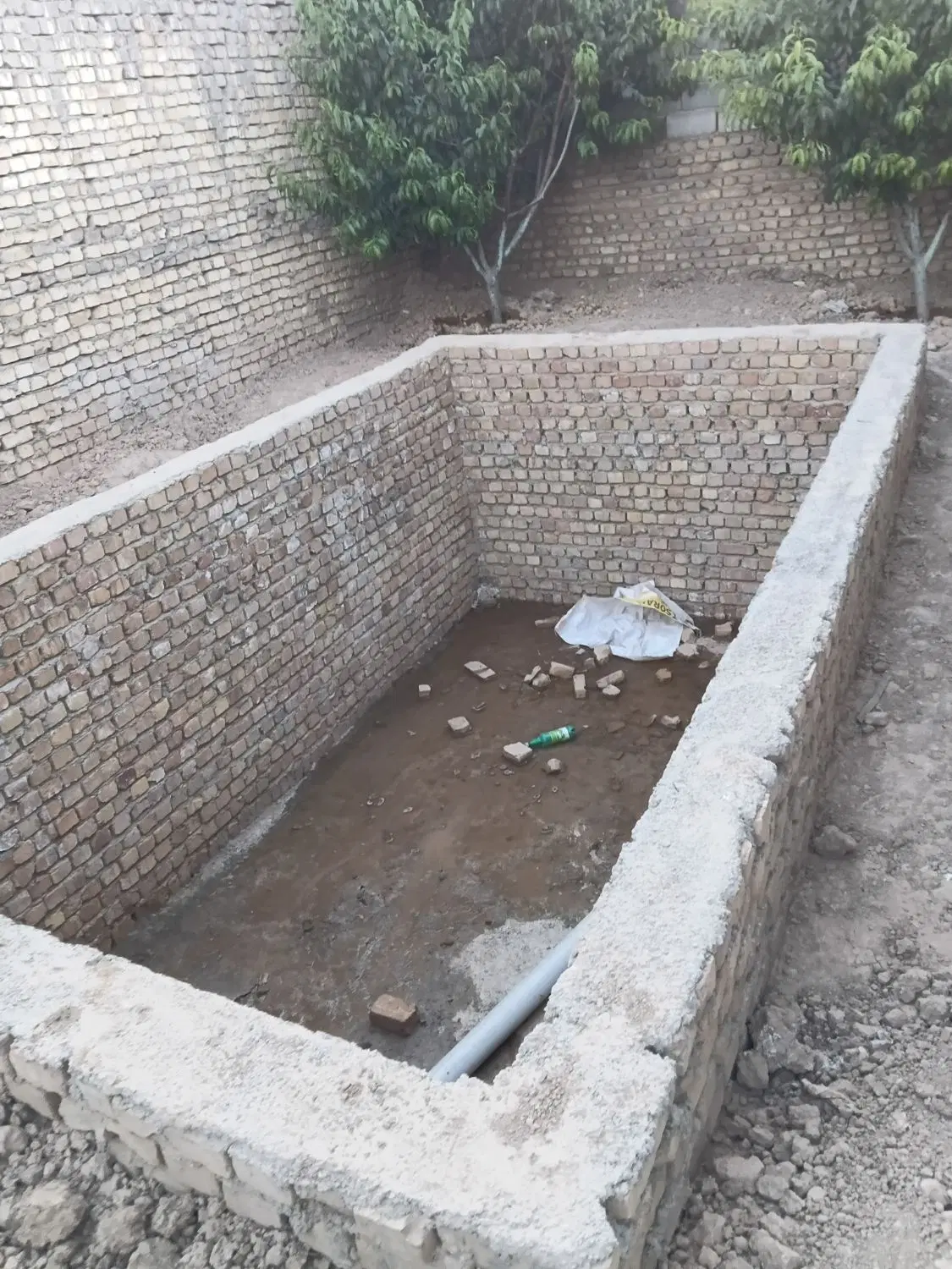 ۵۰۰متر باغچه نیم کاره