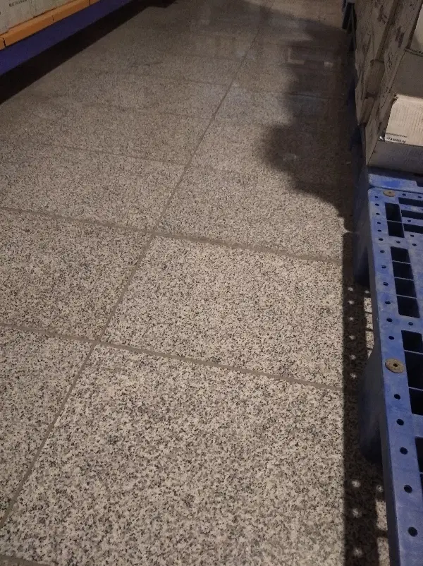 انبار و کارگاه صنعتی