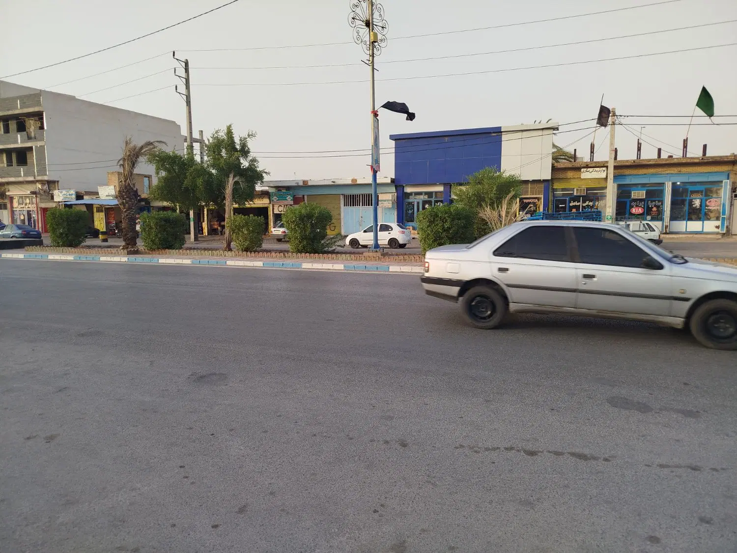 مغازه سر جاده اصلی
