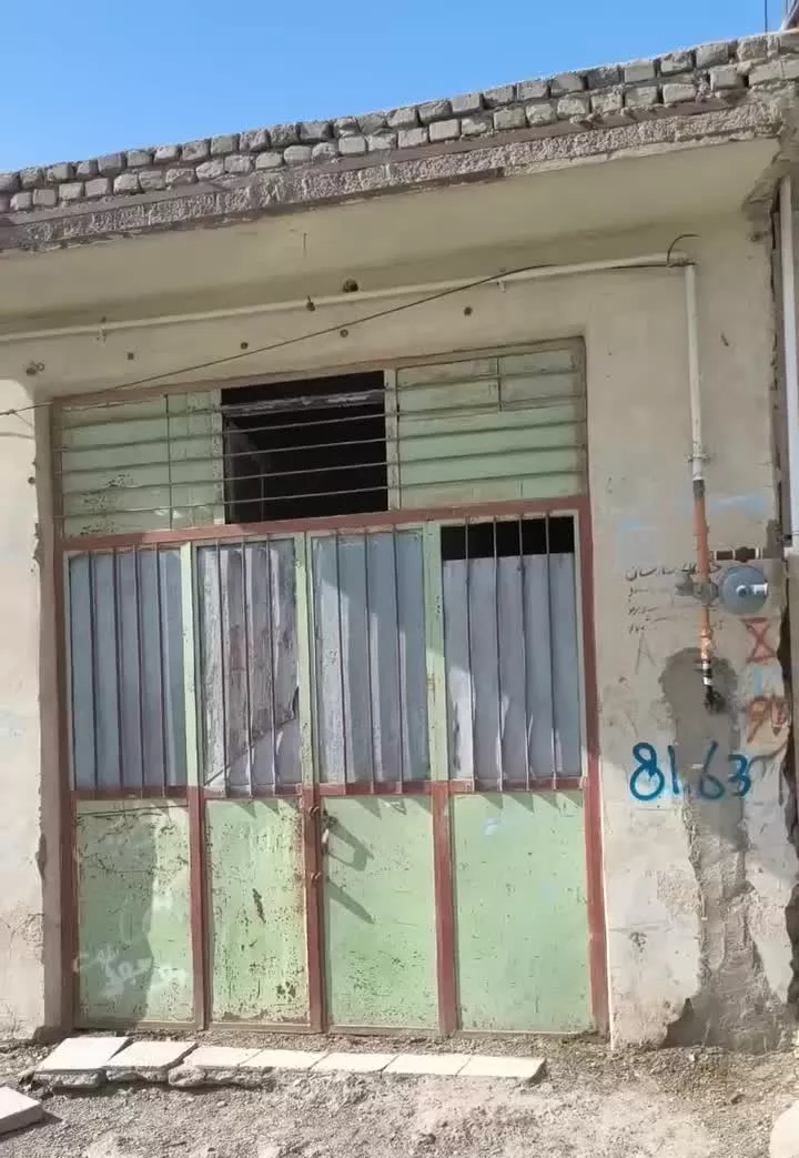 خانه ویلایی همراه با مغازه تجاری در حاشیه خیابان