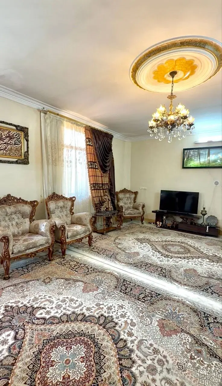 تک واحدی _غرق در نور_دنج و ارام