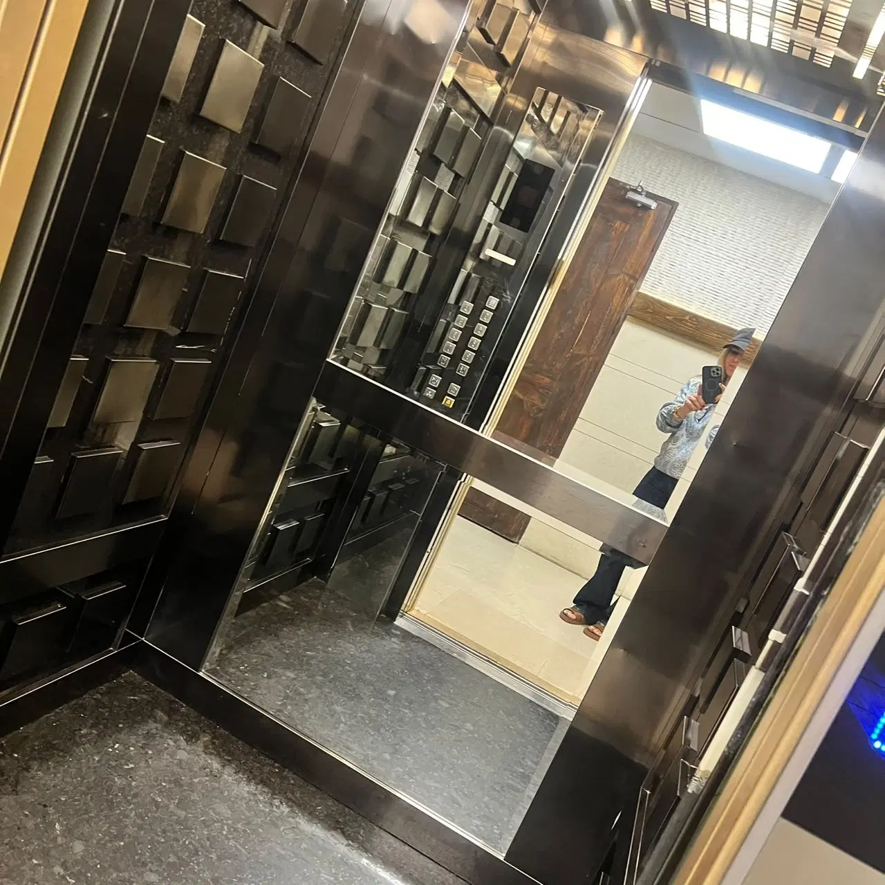 ۱۲۰متراپارتمان نوساز آکازیون۲خ ۴پارکینگ سندی