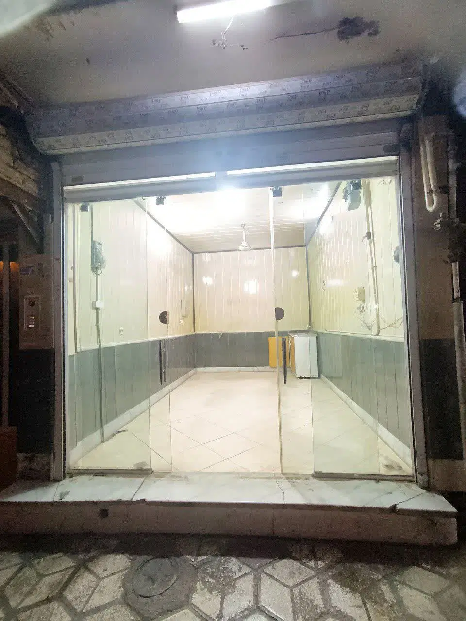 مغازه ۱۵ متری حاشیه خیابان ۲۰ متری