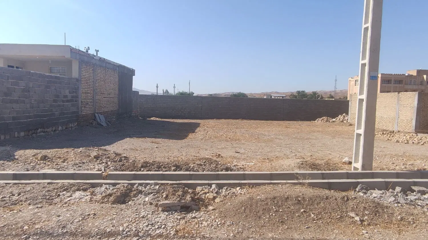 زمین صالح اباد