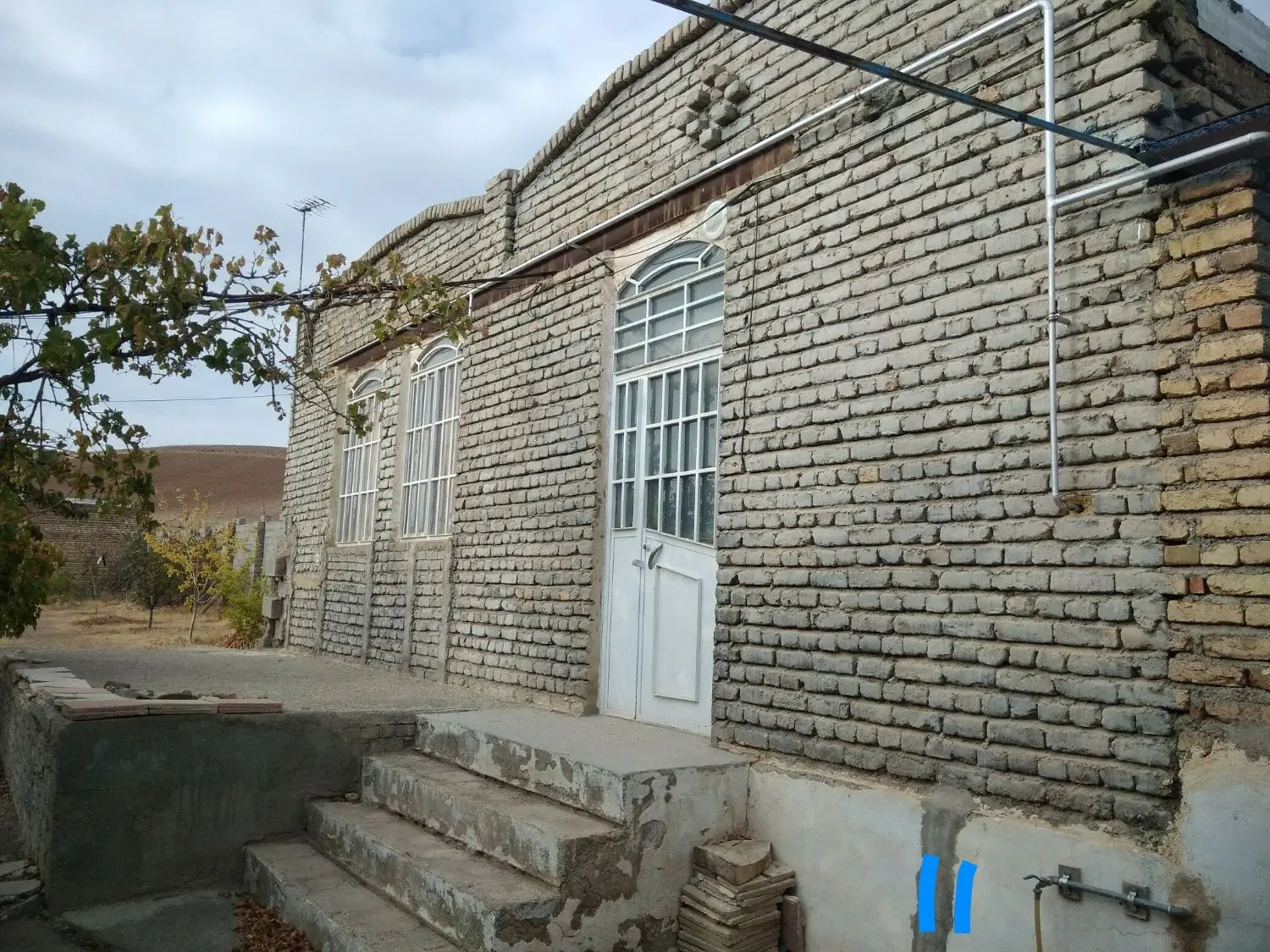 حیاط مسکونی روستایی