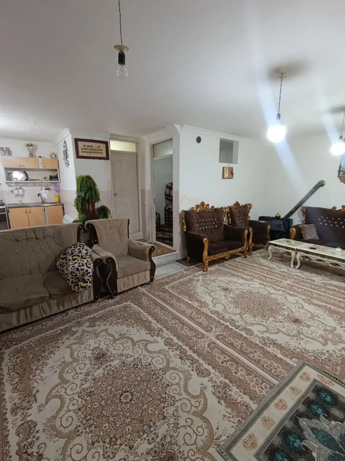 ساختمان دو طبقه در کشمش تپه حیاط دار