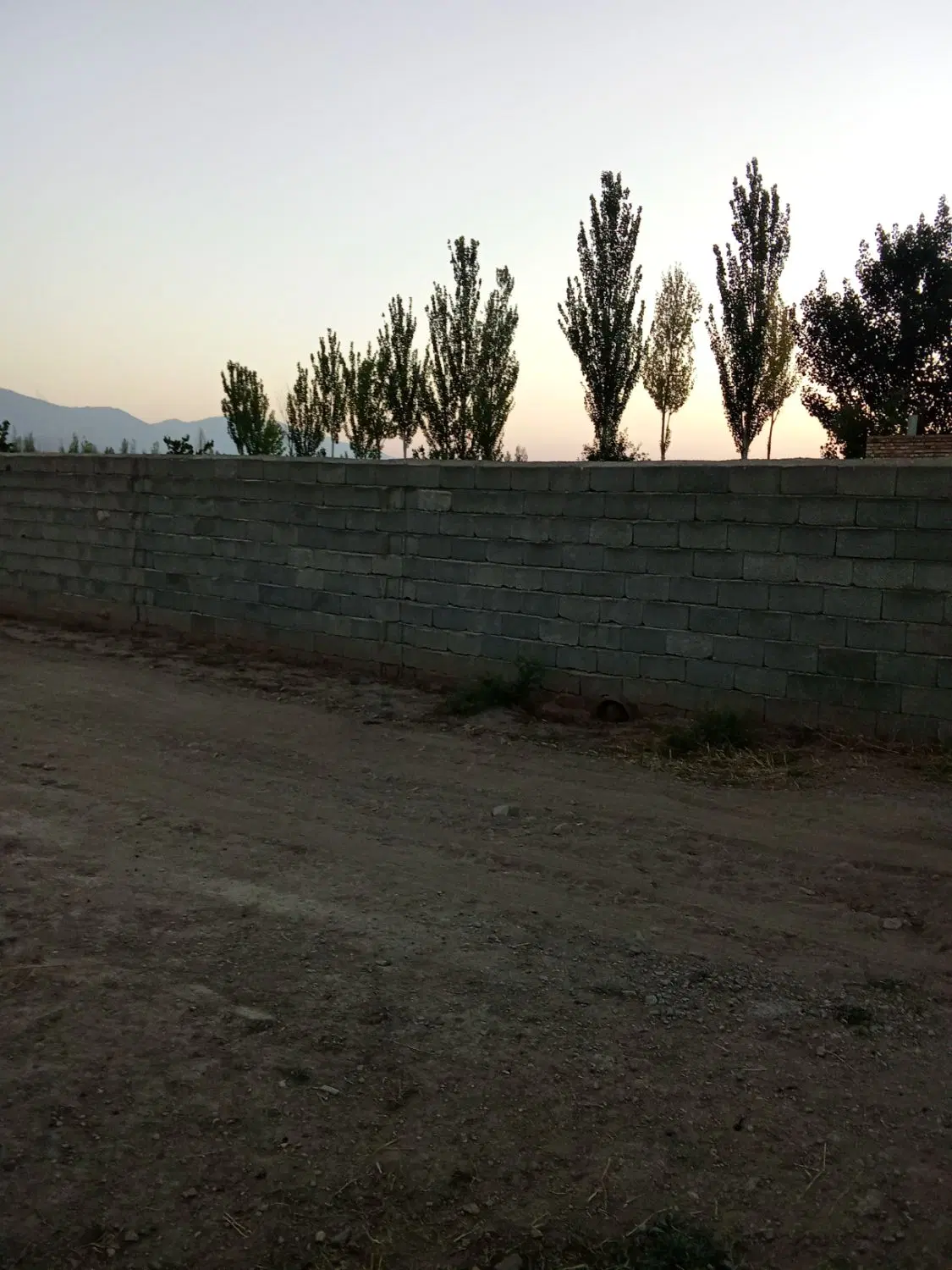 خانه باغ 650 متر.زیر بنا 60 متر نیمه کاره