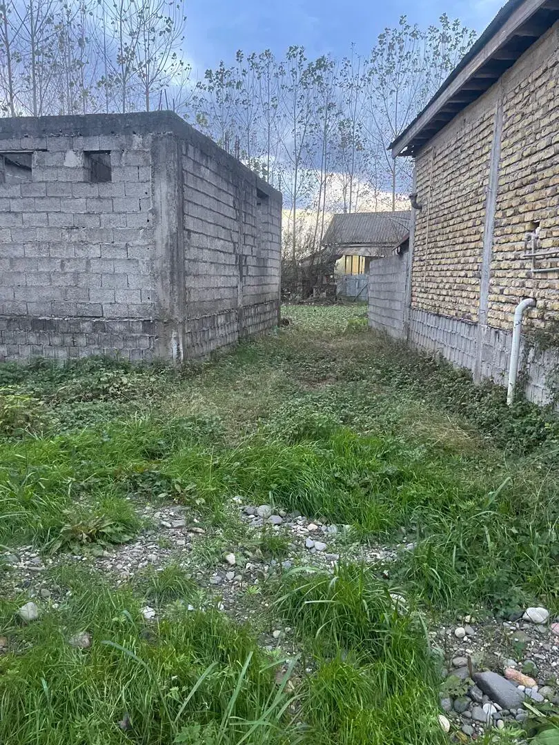 ۹۷۶متر زمین به همراه خانه نیمه ساخت