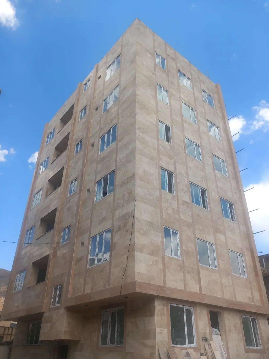 آپارتمان مسکونی  دو نبش روبه پارک ستارخان