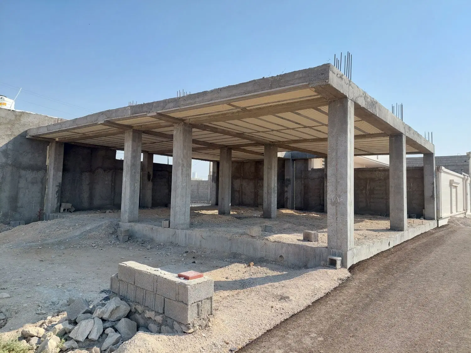 نیمه کاره. زمین. پروژه ساخت و ساز