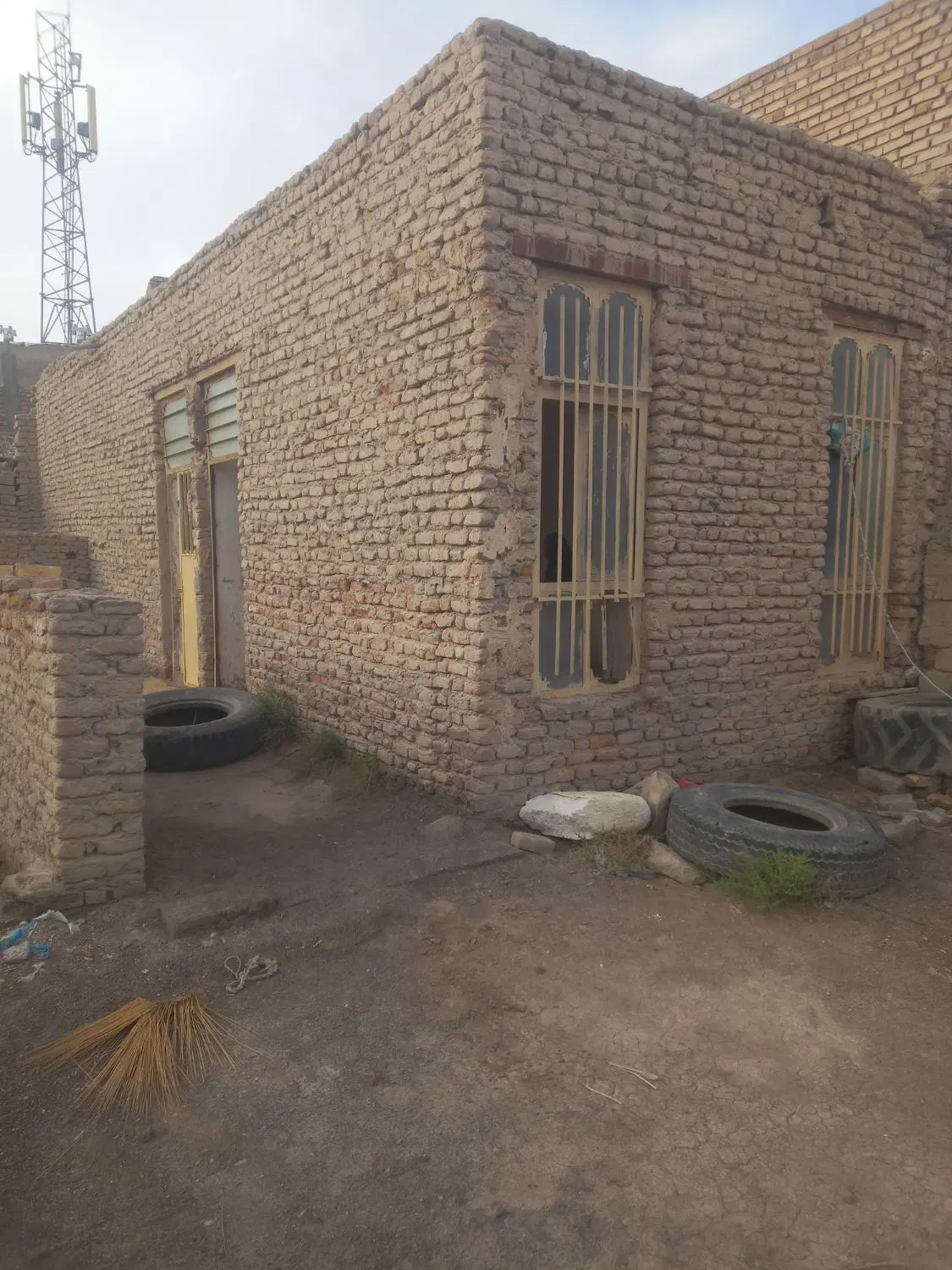 خونه‌ی فروشی شهدا ۸