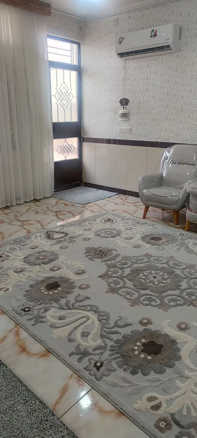 ملک زمینی با پارکینگ اختصاصی