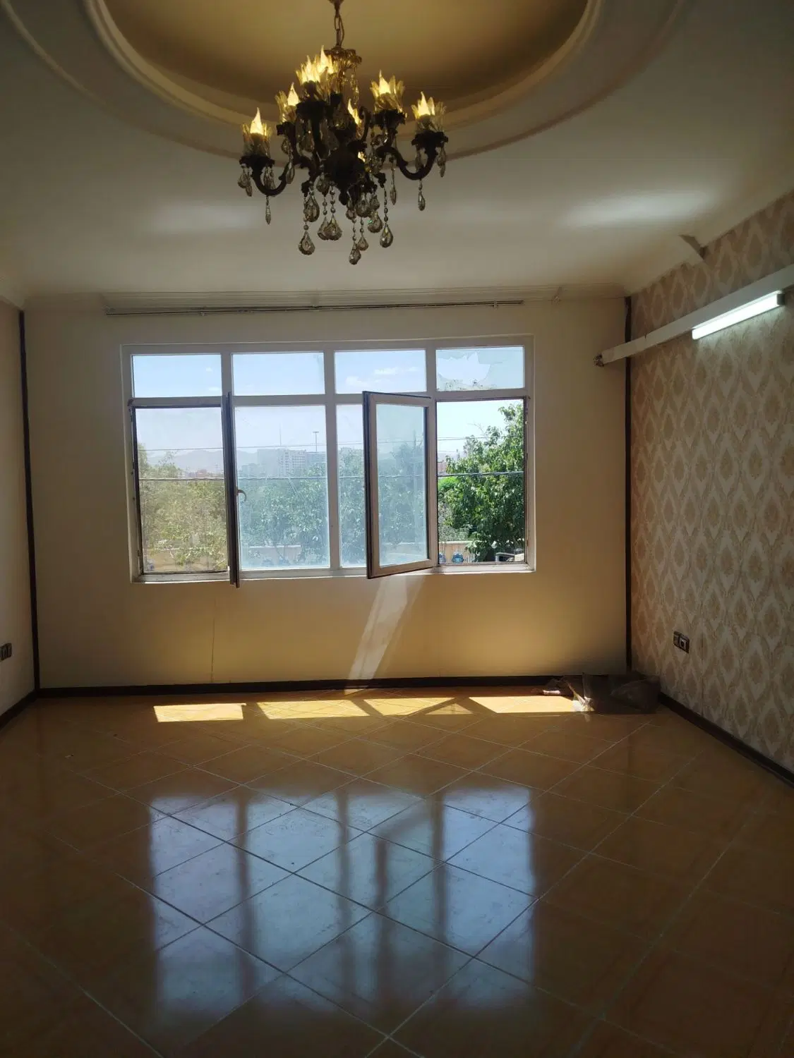 حاشیه مجلسی ۱۰۵ متری