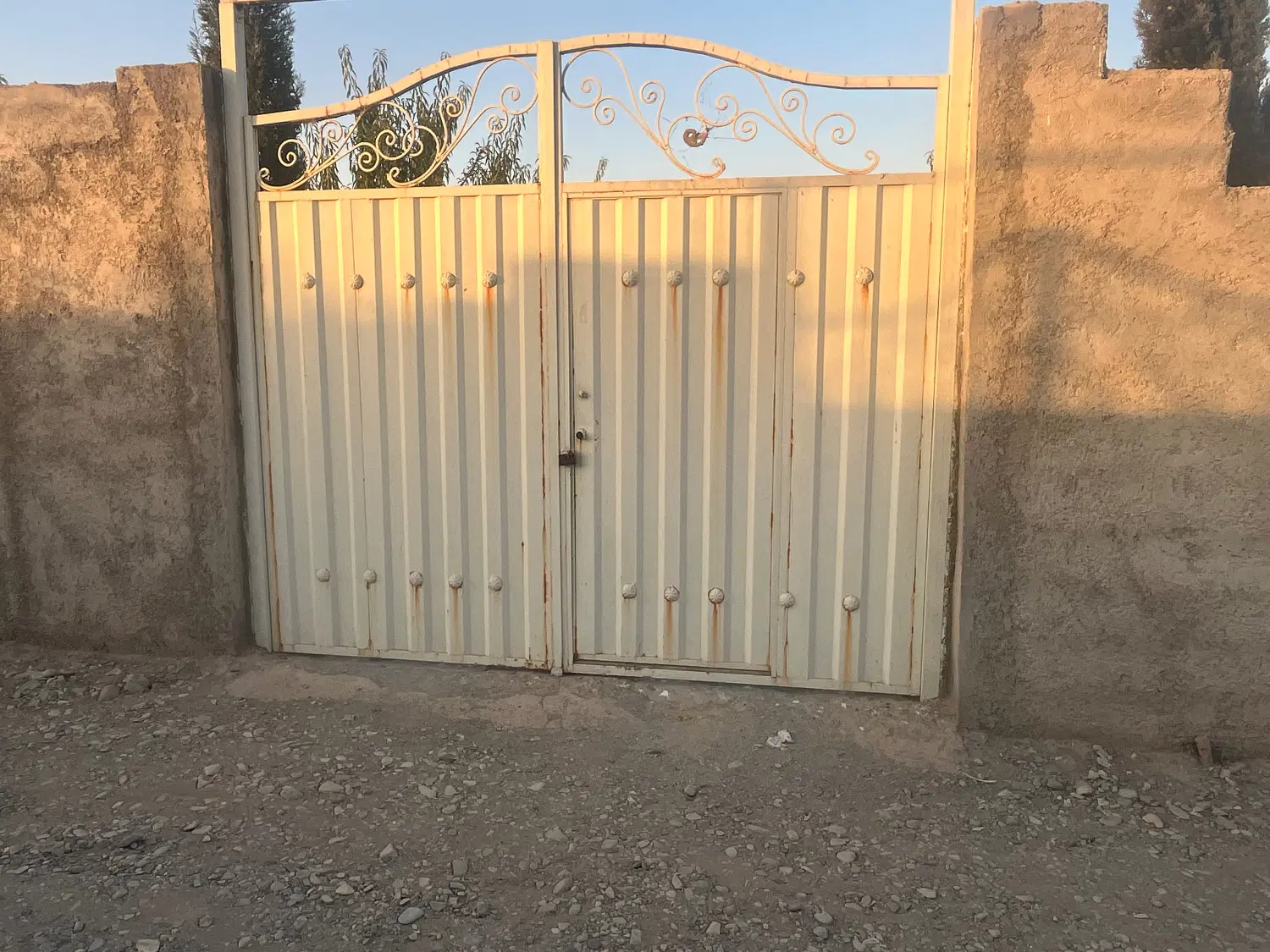 باغ چهار دیواری با درختان مثمر  و بارده