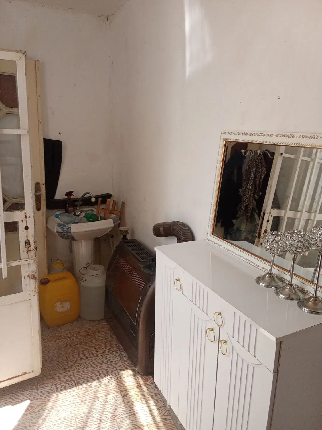 یک دستگاه خانه در روستای حیکم اباد