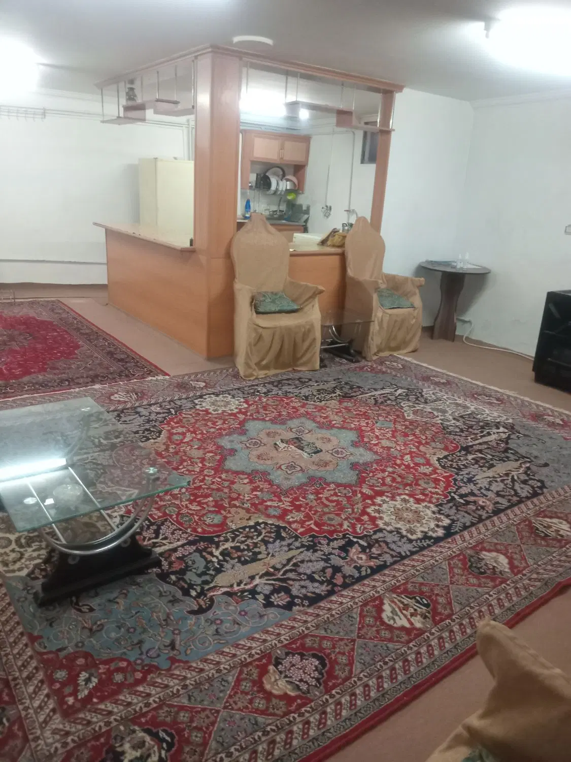 یک منزل مسکونی  مبله طبقه زیرزمین