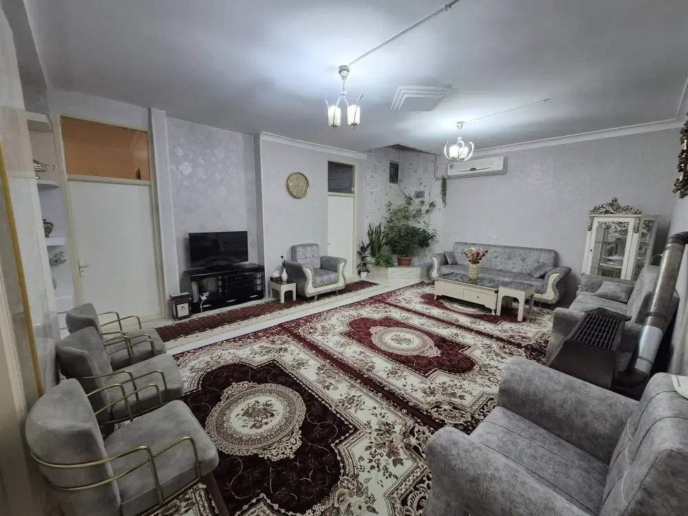 یه طبقه خیابان طباطبایی حیاط دار