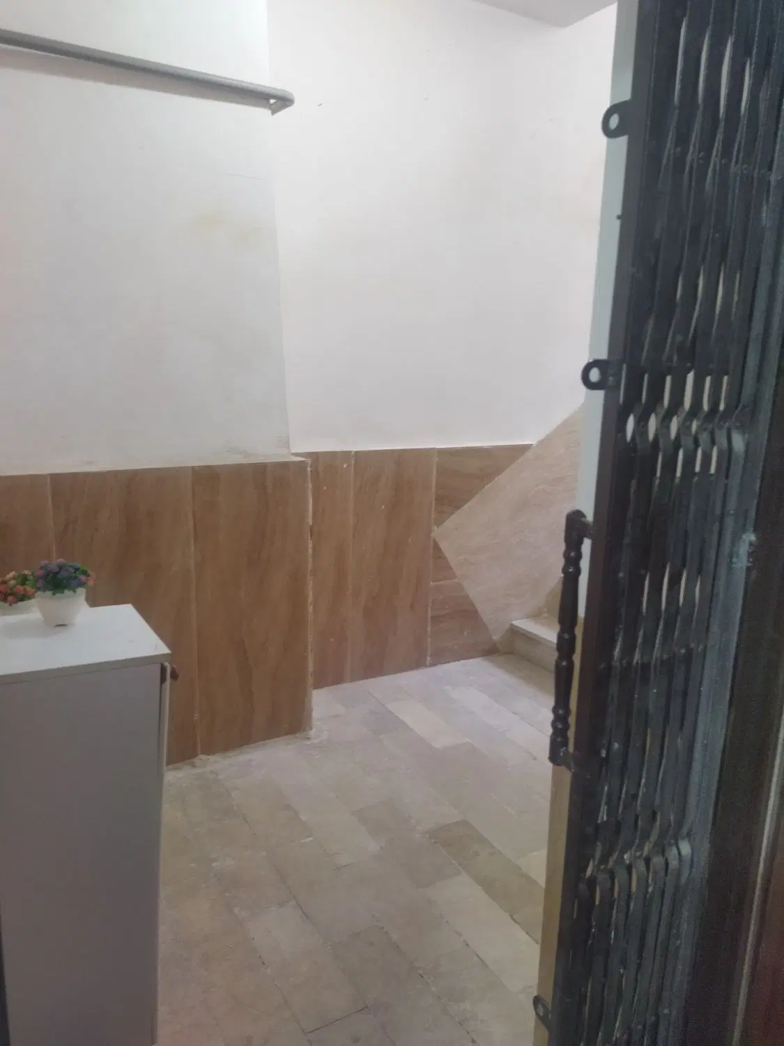 فروش یک واحد مسکونی  طبقه دوم روی همکف   دو خوابه