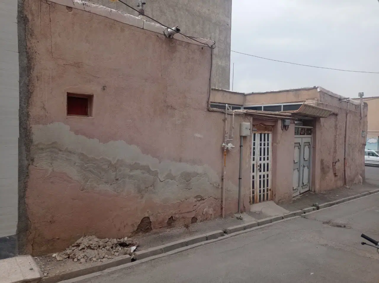 ساختمان کلنگی در بهر خیابان پردیس