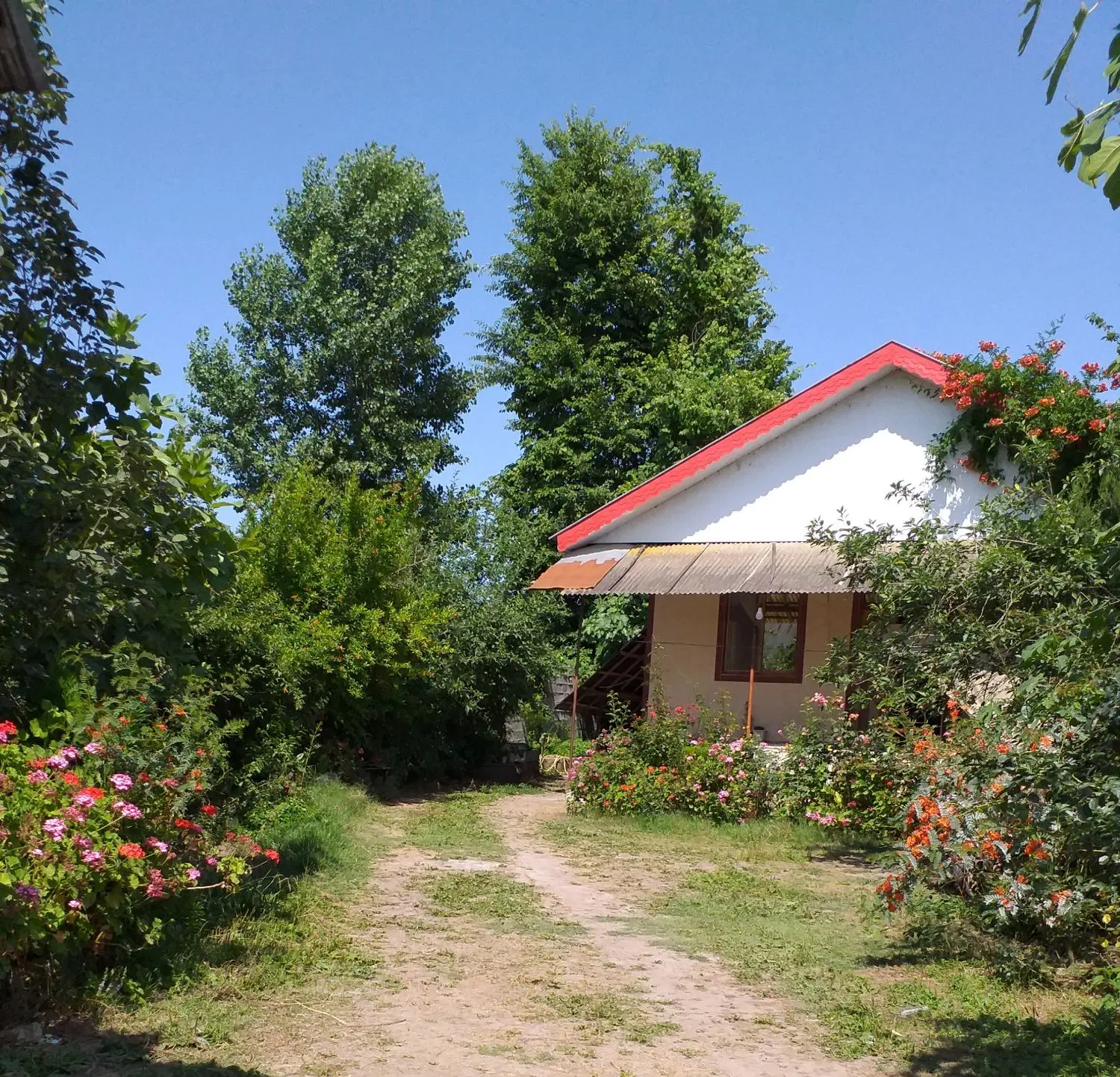 خانه ویلایی ۷۰۰ متر زمین۱۳۰ متر بنا استخر و پارک