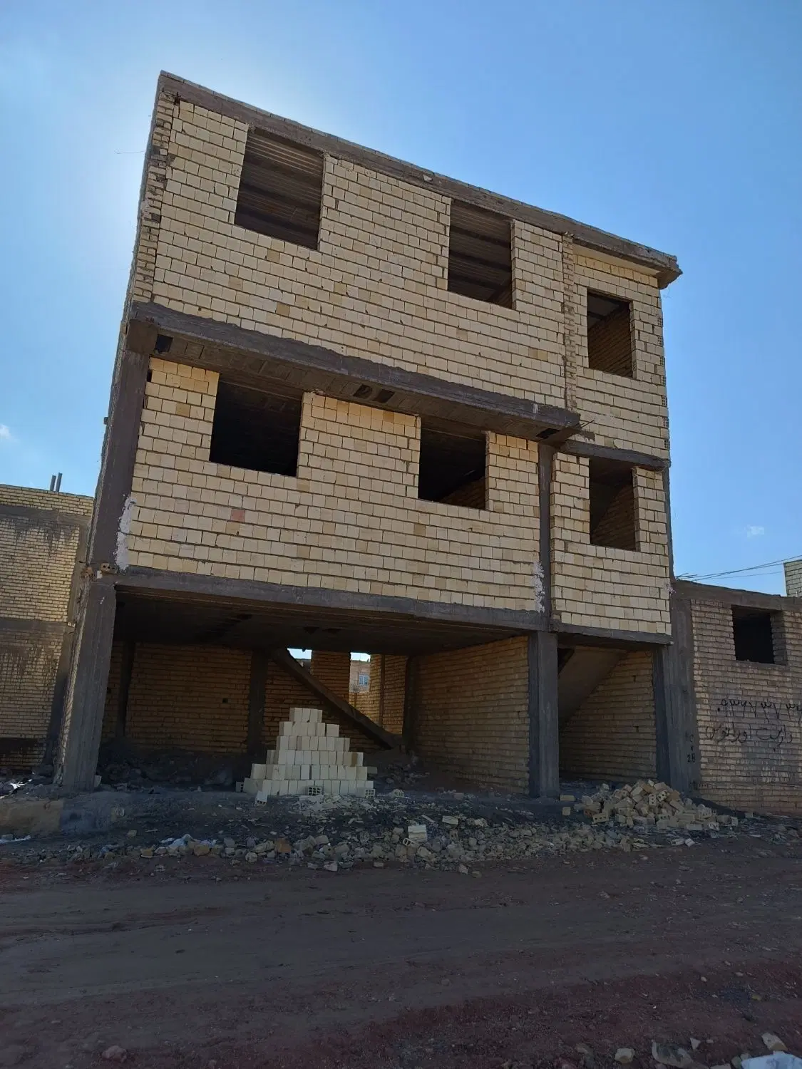 فروش یا معاوضه اسکلت 317متز زیر بنا 132متر زمین
